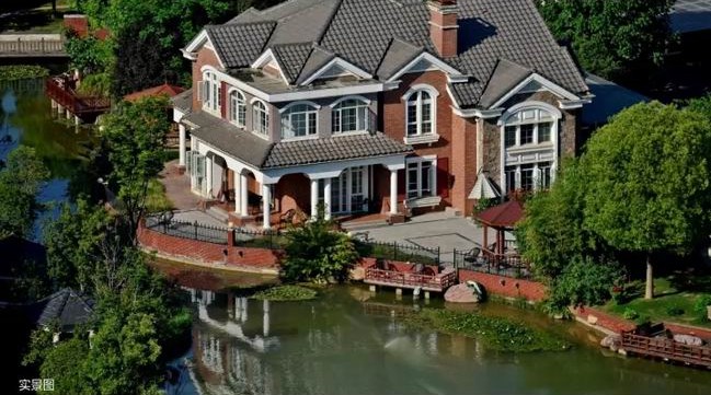 一湖潋天地，，，，一墅悦人生